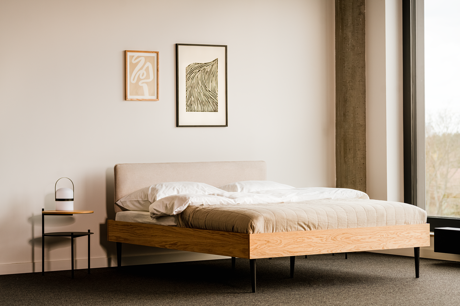 Streiko Bett mit Kopfteil in Natur / Sand Beige präsentiert im Onlineshop von KAQTU Design AG. Bett ist von Noo.ma